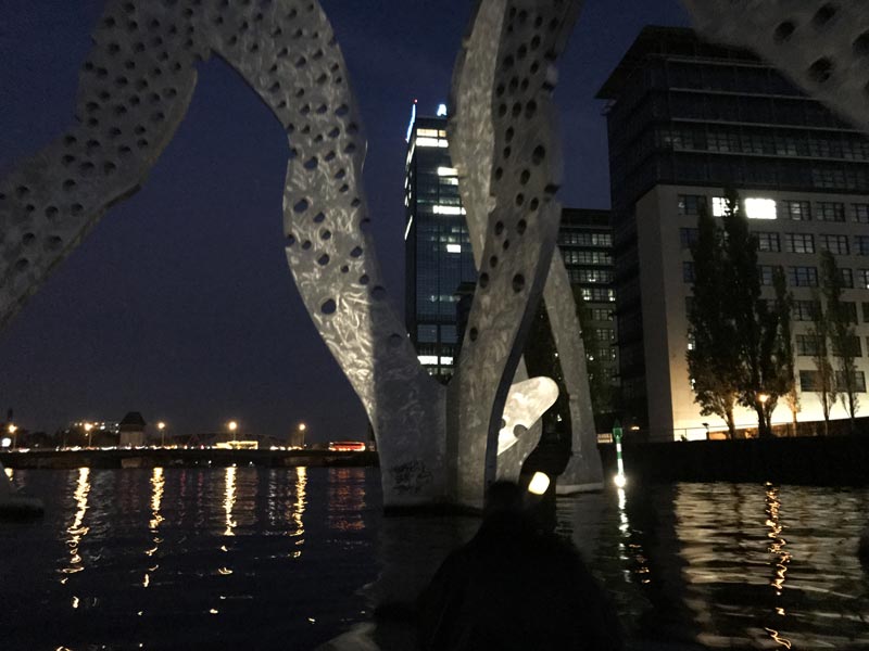 Molecule Men bei Nacht